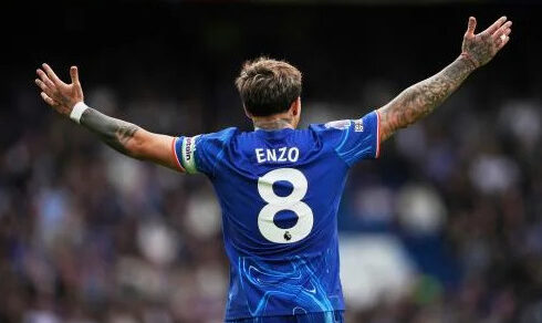 Enzo Fernández droeg een thuisshirt van Chelsea op het veld