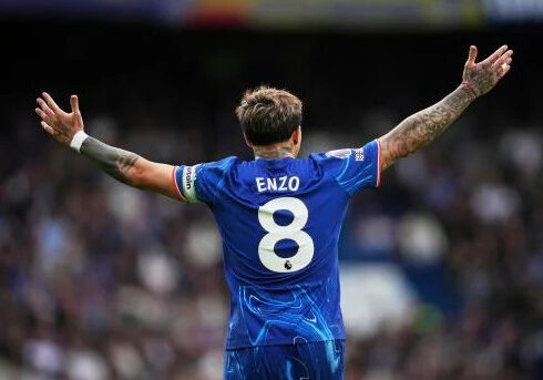 Enzo Fernández droeg een thuisshirt van Chelsea op het veld