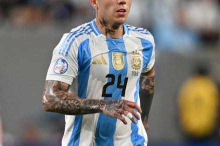 Enzo Fernández in het Argentinië thuisshirt met nummer 24 tijdens een interlandwedstrijd
