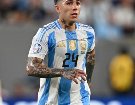 Enzo Fernández in het Argentinië thuisshirt met nummer 24 tijdens een interlandwedstrijd