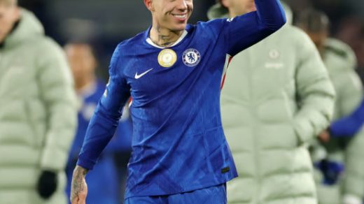 Enzo Fernández viert een overwinning in het blauwe Chelsea shirt met rugnummer 8 op Stamford Bridge.