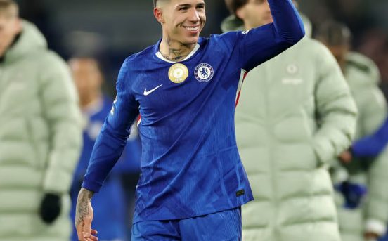 Enzo Fernández viert een overwinning in het blauwe Chelsea shirt met rugnummer 8 op Stamford Bridge.