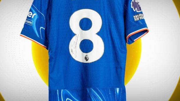 Enzo Fernández Chelsea shirt met nummer 8 op de rug, blauw thuisshirt seizoen 2024/25 met Premier League badge