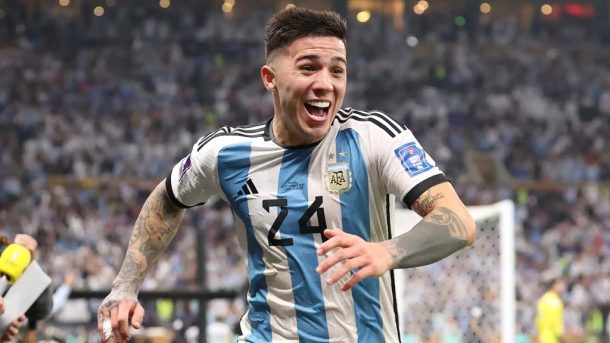 Enzo Fernández in Argentinië shirt met nummer 24 tijdens een wedstrijd viering
